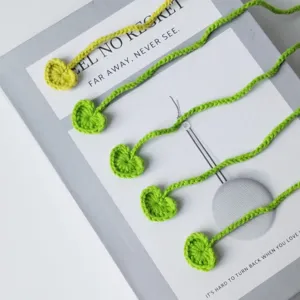 Segnalibro a cuore all'uncinetto verde fatto a mano in lana lavorata regalo per lettori