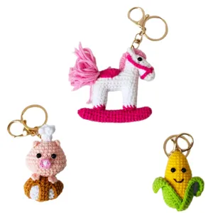 Llaveros de ganchillo hechos a mano con caballito balancín, cerdo chef y maíz. Accesorios.