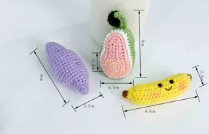 Handgefertigte Häkel-Frucht-Plüschtiere Detailansicht mit genauen Maßen und süßem Design.