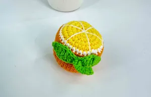 Handgemachte gehaachte Orangen Frucht Detailansicht, schönes Garn Plüsch Deko Objekt.