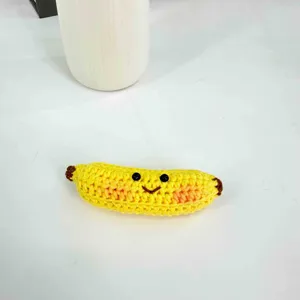 Handgemachte gehäkelte Bananen Plüsch Anhänger, süße Garn Obst Schlüsselanhänger Details.