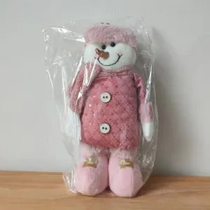 Poupée en peluche de bonhomme de neige rose de Noël avec des sequins pour décoration de fête.