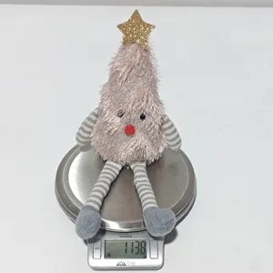 Gros plan détaillé d'une jolie poupée en peluche sapin de noël avec de longues jambes.