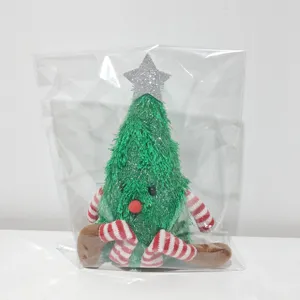 Peluche sapin de noël en détail montrant tissu vert doux, longues jambes rayées d'étoile.