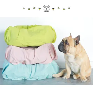 Funda de cama para mascotas lavable e impermeable disponible en varios colores vivos.