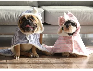 Dettaglio della mantella con cappuccio per cani con coperta a righe e orecchie carine