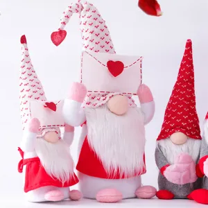 Saint-Valentin poupées gnome en peluche avec bonnet à cœur et lettre d'amour pour cadeau.