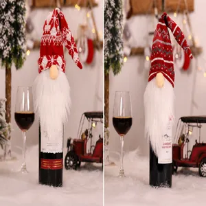 Copertura bottiglia vino gnomo di Natale lavorata a maglia decorazione tavolo dettaglio
