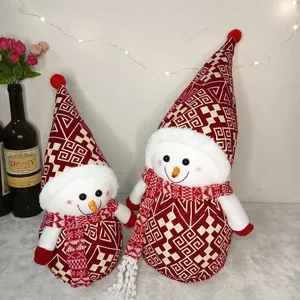 Set pupazzo di neve di peluche di Natale, cappello sciarpa rosso e bianco decorazione.