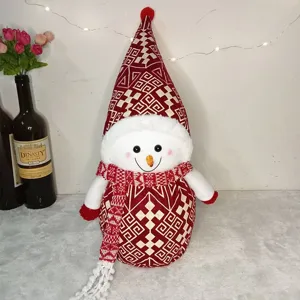 Pupazzo di neve di peluche di Natale giocattolo lavorato a maglia rosso per decorazione