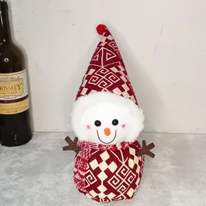 Primo piano dettagliato di un simpatico peluche pupazzo di neve natalizio con cappello.