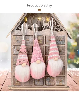 Ornamenti sospesi di bambola gnomo senza volto lavorata a maglia rosa di Natale per decorazione