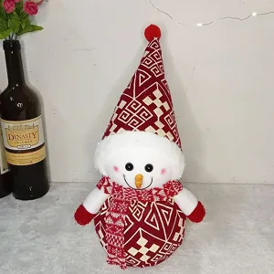 Decorazione della bambola del pupazzo di neve della peluche di Natale con cappello e sciarpa.