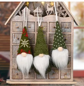 Bambole gnomo senza volto sospese di Natale con cappelli a maglia e barbe, decoro.