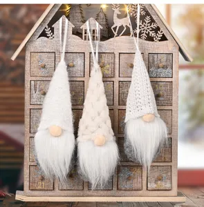 Bambola di peluche gnomo di Natale appesa, decorazione natalizia in maglia bianca.