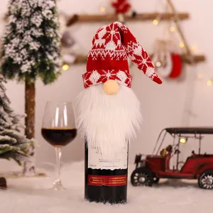 Dettaglio copribottiglia di vino di Natale, cappello rosso e bianco con lunga barba bianca.
