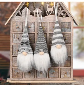 Ornamenti pendenti in peluche di gnomo di Natale con cappelli lavorati a maglia, decoro.