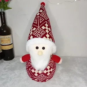 Vista dettagliata della grande bambola peluche Babbo Natale con cappello e barba.