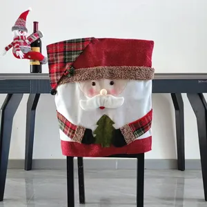 Vue en gros plan détaillée de la housse de chaise du Père Noël de Noël en rouge et carreaux.