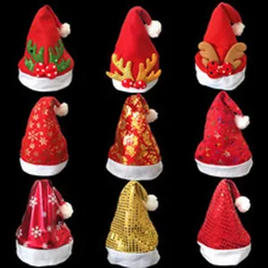 Verschiedene Weihnachtsmützen Set mit Plüschrand, Pailletten und Geweih für Festdeko.