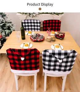 Kerst eetkamerstoel hoes rood zwart ruitjes muts voor feestdagen thuisdecoratie.