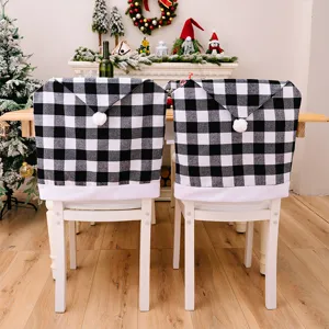 Kerst zwart-wit geruite eetkamerstoelhoezen met kerstmuts en pompon voor feestelijke huisdecoratie.