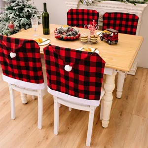 Kerst rood en zwart ruitje eetkamerstoel hoes met kerstman muts ontwerp voor thuis decor.