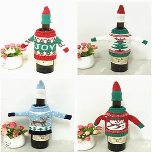 Set di copribottiglie di vino di Natale lavorato a maglia, maglione e cappello da festa.