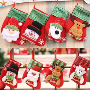 Vista detallada de calcetines navideños colgantes con adorables personajes de felpa suave.