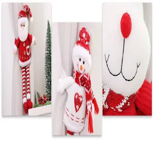 Detail de boucle de rideau en peluche de Noel avec joli bonhomme de neige et pere noel.