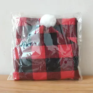 Gedetailleerd overzicht van de rood-zwarte geruite kerst eetkamerstoelhoezen in verpakking.