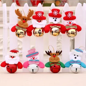 Addobbo appendibile in peluche di Natale con campanella, dettagli carini per albero e casa.