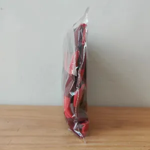 Gedetailleerd overzicht van de rood-zwarte ruit stoelhoes in doorzichtige verpakking.
