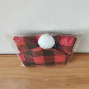 Rood-zwarte ruitjes Kerst stoelhoes met witte pompon voor feestelijke huisdecoratie en sfeer.