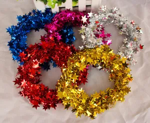 Ghirlanda di stelle di Natale, decorazione sospesa in filo metallico multicolore.