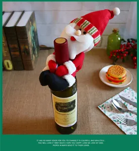 Copertura per bottiglia di vino di Natale lavorata a maglia per la decorazione della tavola.