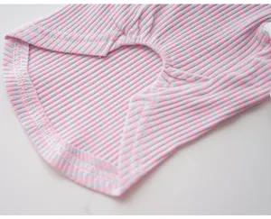 Nahaufnahme des rosa-blau gestreiften Haustiershirts, atmungsaktive Rippstrick-Texturdetails.
