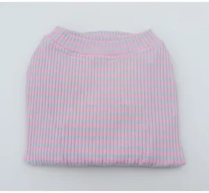 Detailansicht des gefalteten rosa-blau gestreiften Haustierpullovers aus weichem Rippstrick.