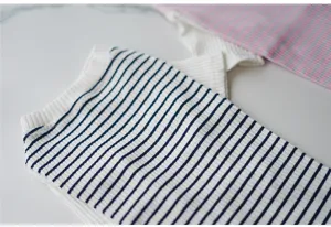 Detailaufnahme des atmungsaktiven gestreiften Haustierhemdes aus weichem Strickgewebe.
