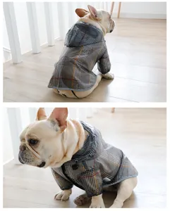 Vue détaillée du manteau de pluie pour chien à carreaux avec capuche et tissu.