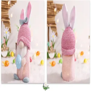 Vista de detalle peluche gnomo conejo pascua, linda muñeca luminosa con gorro tejido y led.