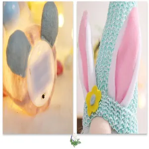 Vista detallada del peluche gnomo conejito de pascua, con gorro de punto y orejas rosas.