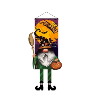 Bannière suspendue gnome d'Halloween avec citrouille et balai pour fête et porte.