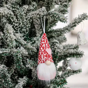 Dettaglio in primo piano di un grazioso gnomo di Natale lavorato a maglia con cuore.