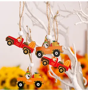 Gros plan d'ornements suspendus camion Thanksgiving en bois avec citrouilles pour la déco.