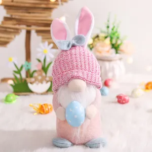 Muneco de peluche de gnomo de Pascua con orejas de conejo rosas y huevo azul detalle