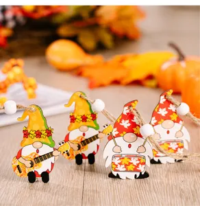 Ensemble d'ornements suspendus de gnome de Thanksgiving en bois avec design d'automne.
