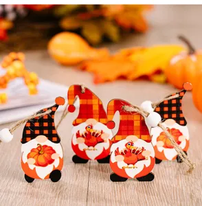 Pendentifs gnome en bois de Thanksgiving gros plan avec motifs de dinde et citrouille chapeaux.