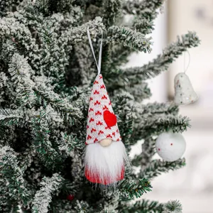 Ornamento appeso in peluche di gnomo natalizio con decorazione a cuore rosso per albero.