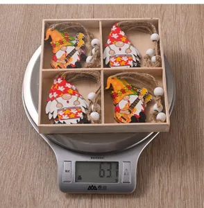 Gros plan d'ornements suspendus en bois de gnomes d'action de grâce dans une boîte sur balance.